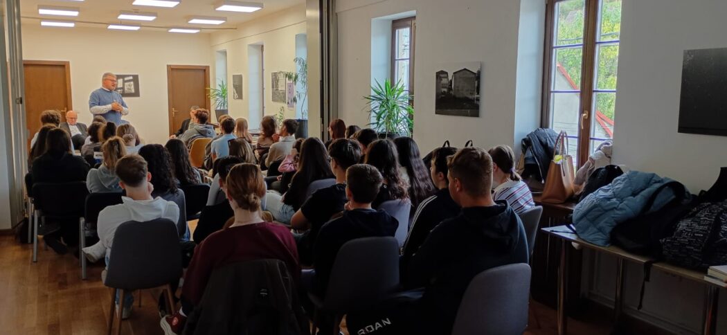 Atelier de traducere de poezie cu elevii, la Centrul Cultural Școala Pittner din Reșița