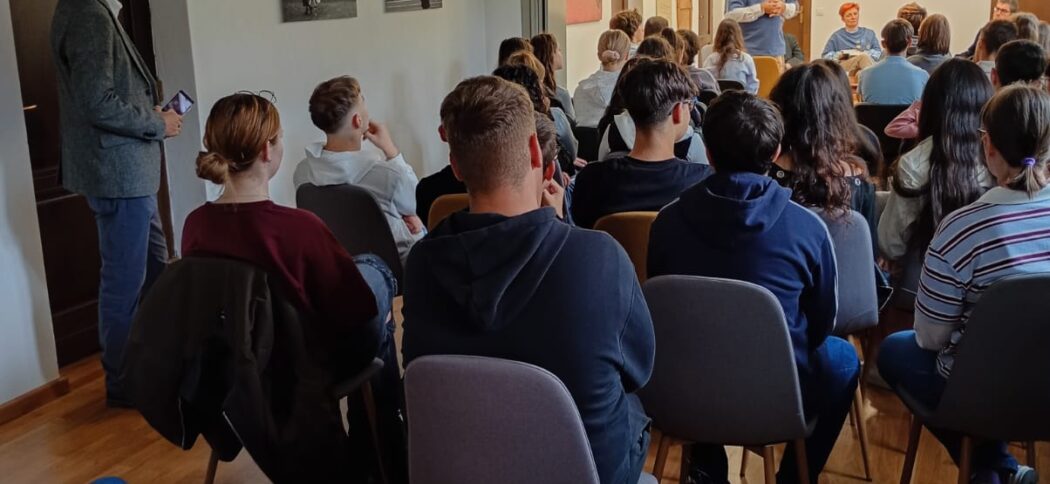 Atelier de traducere de poezie cu elevii, la Centrul Cultural Școala Pittner din Reșița