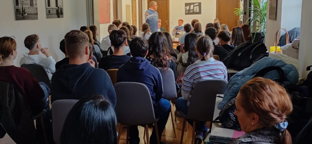 Atelier de traducere de poezie cu elevii, la Centrul Cultural Școala Pittner din Reșița
